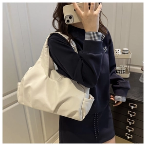 Borsa tote beige minimalista mostrata in un selfie per un abbinamento outfit alla moda