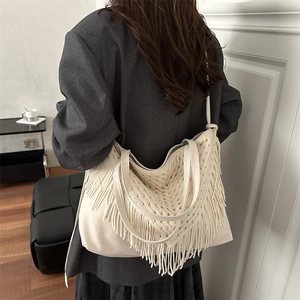 Sac fourre-tout bohème blanc cassé avec de longues franges et des détails tissés chic