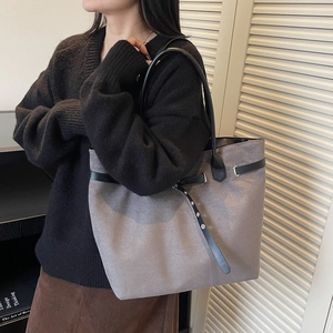 Grand sac cabas gris foncé minimaliste avec texture suédée et détail boucle de ceinture