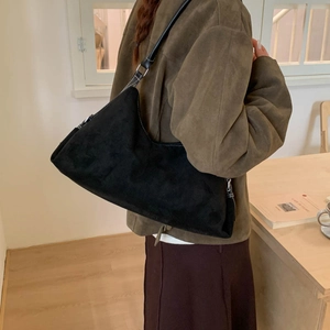 Sac bandoulière rétro noir en suédine avec coutures contrastées et bandoulière réglable