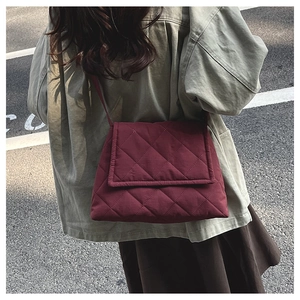 Detailansicht der burgunderroten Stepptasche mit Rautenmuster und mattem Stoff-Finish