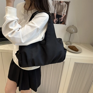 Borsa tote minimalista in nylon nero con dettagli a pieghe e grande capacità in scena di vita