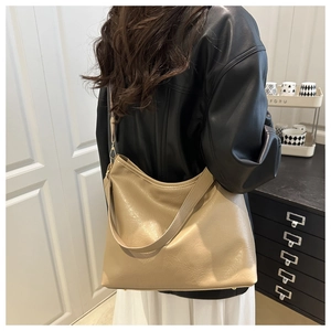 Détail du grand sac cabas beige en cuir souple avec une large bandoulière confortable