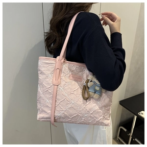 Sac fourre-tout rose avec texture plissée, broderie florale et charmant pendentif d'ours