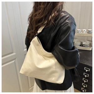 Détail du grand sac cabas en cuir grainé blanc crème avec boucle en métal doré