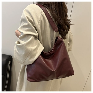 Vue détaillée d'un sac Hobo bordeaux avec quincaillerie dorée et bandoulière large