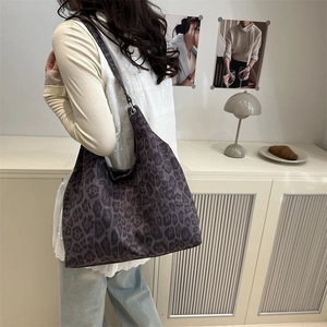 Retro leopard print hobo shoulder bag with large capacity in dark coffee velvet finish
