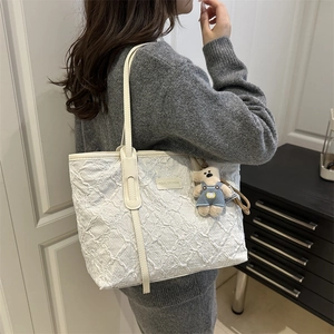 Sac fourre-tout matelassé blanc crème avec texture en relief et breloque ours mignon