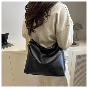 Détails du sac hobo en cuir PU noir texturé avec boucle dorée et clous de protection