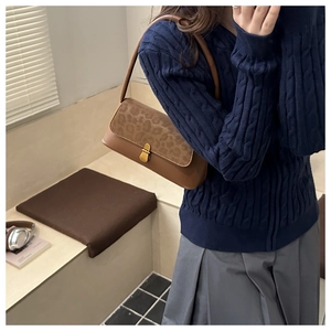 Détail du sac bandoulière léopard en cuir marron avec un fermoir rotatif doré chic