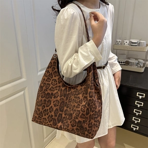 Retro leopard print tote bag for women featuring a spacious design and metal eyelet details