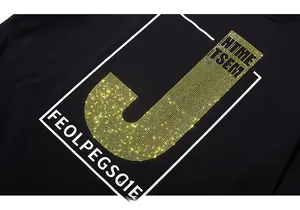 Gros plan sur la lettre J en strass jaunes et impression graphique sur t-shirt en coton