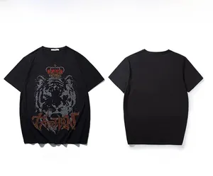 Vue avant et arrière du t-shirt noir grande taille avec tête de tigre et couronne en strass