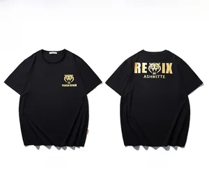 Détail de l'imprimé tigre doré sur un t-shirt noir en coton grande taille