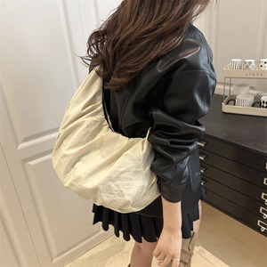 Fashionable off-white pleated dumpling shoulder bag with large capacity for casual use