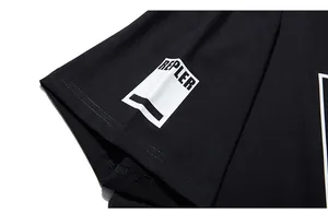 Détail d'une manche en coton de qualité avec imprimé REPLER sur un t-shirt noir oversize