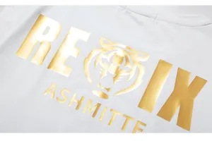 Vue macro du graphique de tigre doré métallique et lettrage sur t-shirt en coton blanc