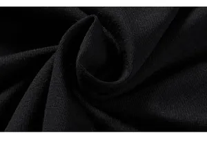 Gros plan du tissu en maille côtelée noire montrant la texture détaillée et la fibre
