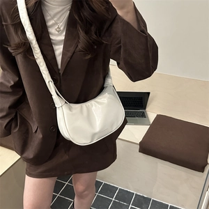 2025 trendy white crescent moon shoulder bag with glossy finish and wide adjustable strap