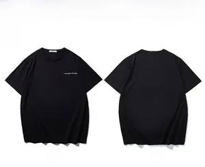 T-shirt noir surdimensionné à plat montrant l'avant et l'arrière avec un logo blanc