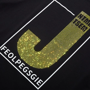 T-shirt noir oversize en coton avec lettre J en strass dorés et graphismes streetwear