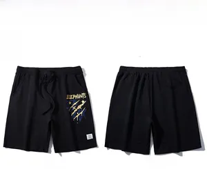 Dettaglio macro dei pantaloncini sportivi neri da uomo con coulisse e logo