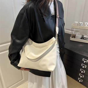Sac hobo chic en cuir beige avec bandoulière tissée à motifs pour la mode d'automne