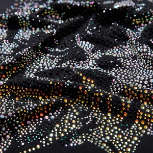 T-shirt noir oversize avec des strass dégradés colorés et motifs de vagues