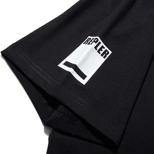 Gros plan sur la manche d'un T-shirt noir en coton avec imprimé REPLER et coutures
