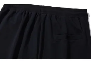Détail de la taille élastique côtelée et de la poche arrière sur un short de sport