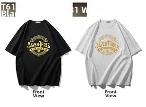 Dettaglio della scritta vintage dorata su magliette oversize in nero e bianco