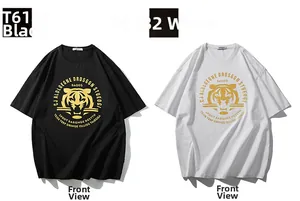 Dettaglio della stampa tigre dorata e delle scritte sulle t-shirt nere e bianche oversize