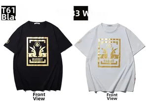 Dettaglio di t-shirt oversize bianche e nere con grafiche di coniglio in oro