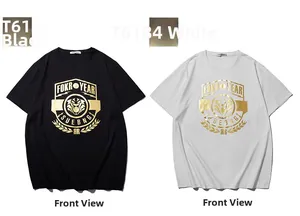 Dettaglio delle stampe in lamina d'oro su t-shirt oversize in cotone bianco e nero