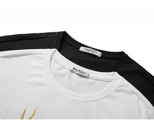 Dettaglio del collo rotondo della t-shirt con etichetta taglia 3XL e qualità premium