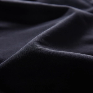 Gros plan du tissu élastique noir montrant la texture détaillée pour short décontracté