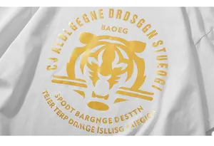 Dettaglio ravvicinato della stampa a lamina d'oro con tigre su t-shirt bianca