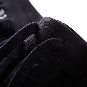Pantaloncini sportivi neri da uomo con vita elastica regolabile e tessuto in maglia fine