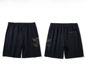 Détail de la taille élastique avec cordon de serrage et poche latérale sur short de sport
