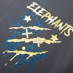 T-shirt gris foncé avec imprimé ELEPHANTS doré et ornements en strass bleus