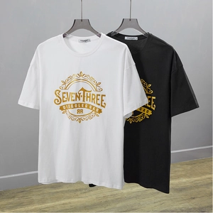 T-shirt oversize in cotone bianco e nero con stampa grafica Seven Three dorata