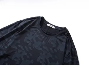Détail du tissu à séchage rapide avec motif camouflage géométrique et col rond renforcé