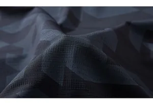 Gros plan d'un tissu gris foncé évacuant l'humidité avec texture camo géométrique