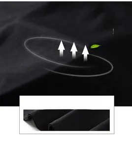 Nahaufnahme von schwarzem, atmungsaktivem Baumwollstoff mit Stickerei-Detail auf dem T-Shirt