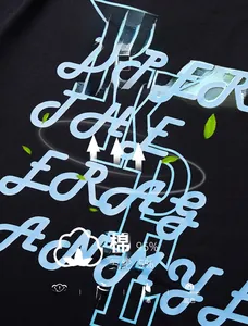 Détail du tissu en coton et de l'imprimé lettrage bleu style urbain sur t-shirt noir