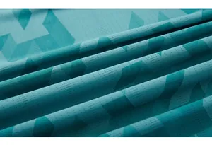 Vue macro du tissu de sport sarcelle avec maille respirante et motif géométrique
