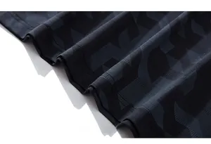 Gros plan du tissu mesh respirant avec motif géométrique de losanges foncés