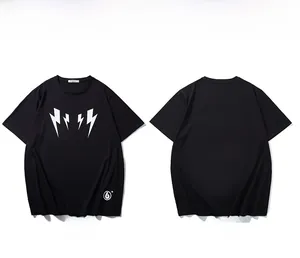 T-shirt noir à plat montrant l'avant et l'arrière avec des motifs d'éclairs blancs