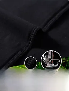 Detailaufnahme der Doppelnaht-Verstärkung an einem schwarzen Baumwoll-T-Shirt für Herren
