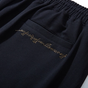 Short de sport noir pour homme avec motif strass doré et détails à la taille élastique